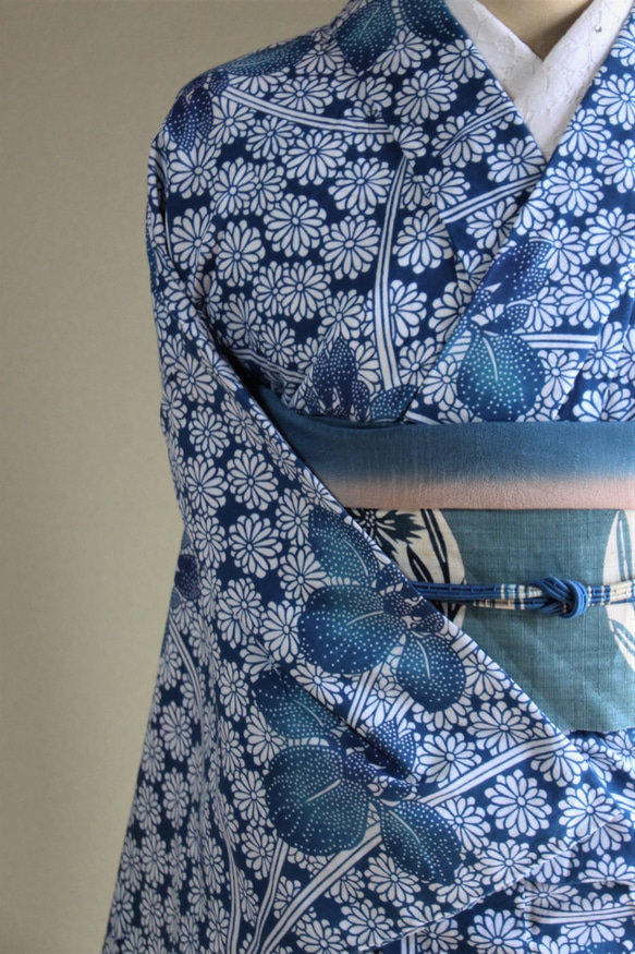 大人かわいい藍染浴衣　明るめブルー細かい小菊に菖蒲柄　　裄68ｃｍ　トールサイズ　木綿　和裁 9枚目の画像