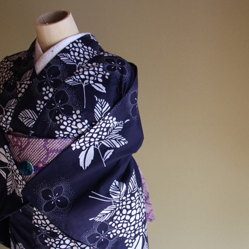 紺の地に、白で染め抜かれた紫陽花が清々しく美しい、注染めの浴衣です