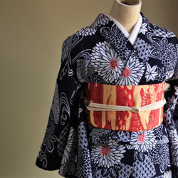 藍染注染浴衣　濃紺+朱　流水に浮かぶ紅葉と花々が麗しく涼やかなオーラ　袖長め　裄69ｃｍ　木綿　和裁 2枚目の画像