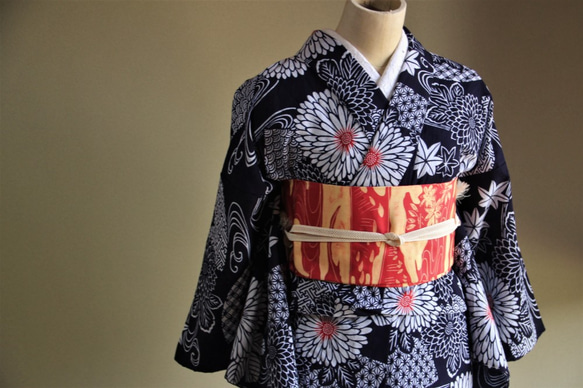 藍染注染浴衣　濃紺+朱　流水に浮かぶ紅葉と花々が麗しく涼やかなオーラ　袖長め　裄69ｃｍ　木綿　和裁 2枚目の画像