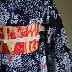 藍染注染浴衣　濃紺+朱　流水に浮かぶ紅葉と花々が麗しく涼やかなオーラ　袖長め　裄69ｃｍ　木綿　和裁 3枚目の画像