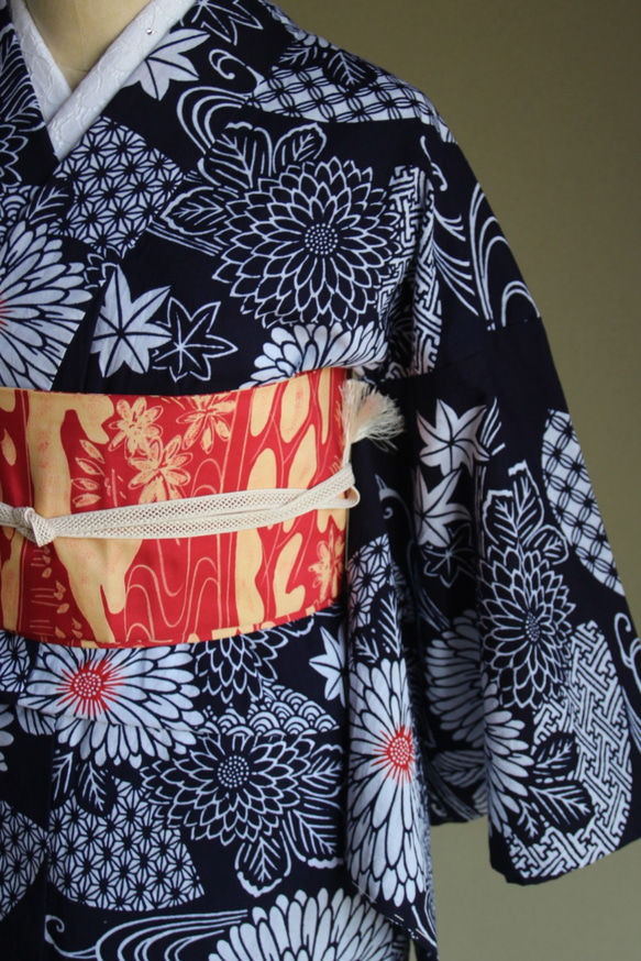 藍染注染浴衣　濃紺+朱　流水に浮かぶ紅葉と花々が麗しく涼やかなオーラ　袖長め　裄69ｃｍ　木綿　和裁 3枚目の画像