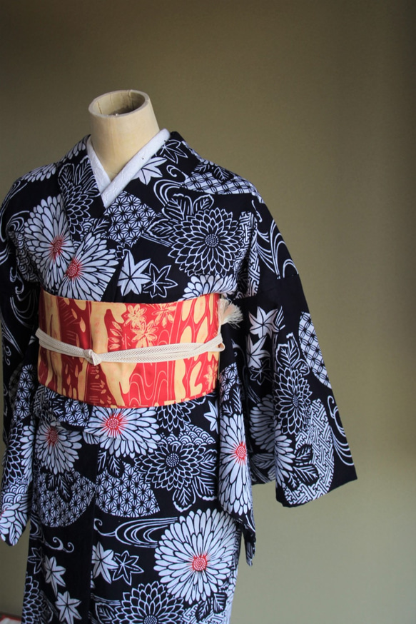 藍染注染浴衣　濃紺+朱　流水に浮かぶ紅葉と花々が麗しく涼やかなオーラ　袖長め　裄69ｃｍ　木綿　和裁 4枚目の画像