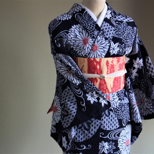 藍染注染浴衣 濃紺+朱 流水に浮かぶ紅葉と花々が麗しく涼やかな 藍染注染浴衣 濃紺+朱 流水に浮かぶ紅葉と花々が麗しく涼やかな