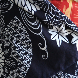 藍染注染浴衣　濃紺+朱　流水に浮かぶ紅葉と花々が麗しく涼やかなオーラ　袖長め　裄69ｃｍ　木綿　和裁 8枚目の画像