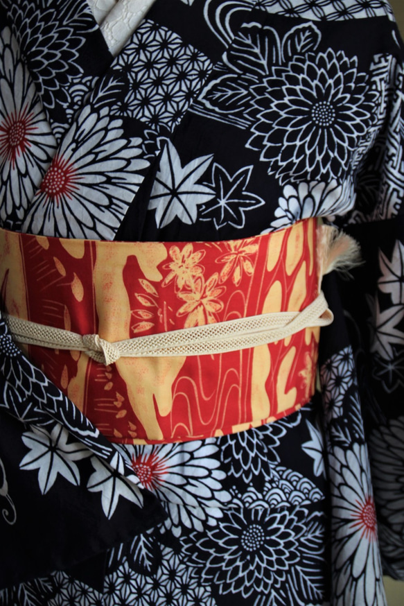 藍染注染浴衣　濃紺+朱　流水に浮かぶ紅葉と花々が麗しく涼やかなオーラ　袖長め　裄69ｃｍ　木綿　和裁 9枚目の画像