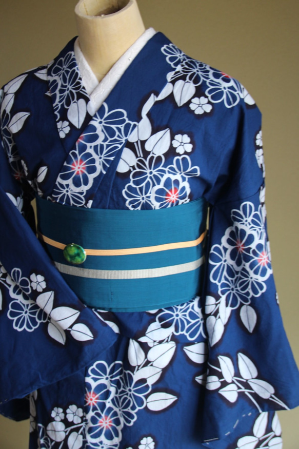 紺の地にほんのりと染められました花模様が美しい、注染めの浴衣です 花紺の地に、乱菊が花火のように咲く美しい注染めの浴衣です