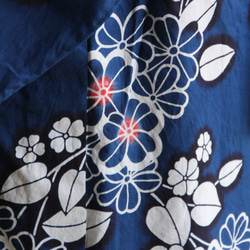 手染め藍注染　型染浴衣　紺ぼかし+朱　花びらを纏う魔法　斜めにはしる花々　袖長め　裄68.5ｃｍ　木綿　和裁 5枚目の画像