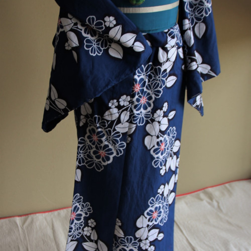 手染め藍注染 型染浴衣 紺ぼかし+朱 花びらを纏う魔法 斜めに