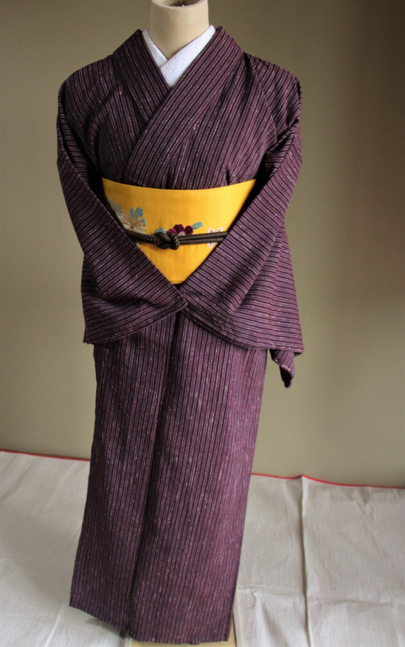 沈んだ紫にピンストライプが耽美的　裄67ｃｍ　　ウール　　和裁着物 4枚目の画像
