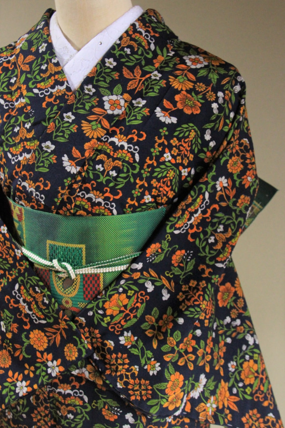 濃紺×オレンジ　中華風のオリエンタルな花柄　裄68ｃｍ　お袖長めトールサイズ　ウール　　和裁師手縫い着物 1枚目の画像