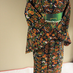 濃紺×オレンジ　中華風のオリエンタルな花柄　裄68ｃｍ　お袖長めトールサイズ　ウール　　和裁師手縫い着物 3枚目の画像