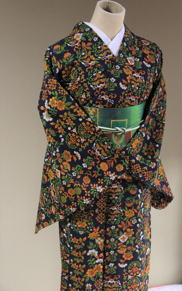 濃紺×オレンジ　中華風のオリエンタルな花柄　裄68ｃｍ　お袖長めトールサイズ　ウール　　和裁師手縫い着物 4枚目の画像