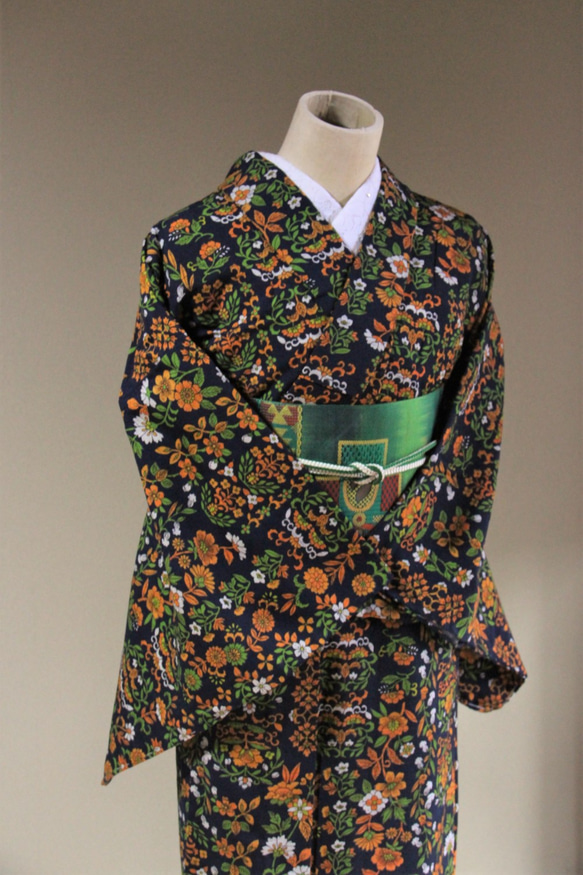 濃紺×オレンジ　中華風のオリエンタルな花柄　裄68ｃｍ　お袖長めトールサイズ　ウール　　和裁師手縫い着物 5枚目の画像