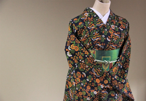 濃紺×オレンジ　中華風のオリエンタルな花柄　裄68ｃｍ　お袖長めトールサイズ　ウール　　和裁師手縫い着物 6枚目の画像