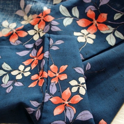 紺青地にそっとハナミズキが咲く　裄66ｃｍ　紺色　ハナミズキ小紋模様　　しなやかウール　仕立て着物 4枚目の画像
