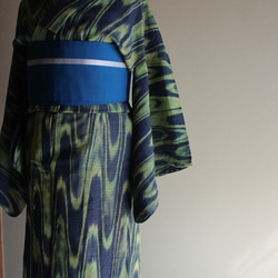 大胆な柄が小粋な緑色の壺垂れ模様　裄67ｃｍ　紺地　　小紋模様　　ウール　手縫い仕立て着物 3枚目の画像