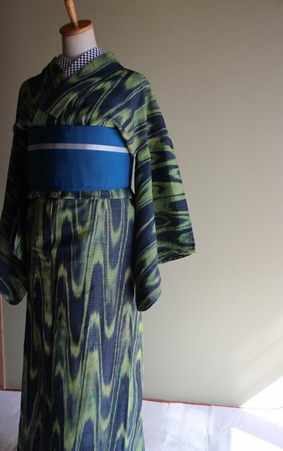 大胆な柄が小粋な緑色の壺垂れ模様　裄67ｃｍ　紺地　　小紋模様　　ウール　手縫い仕立て着物 3枚目の画像