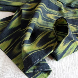 大胆な柄が小粋な緑色の壺垂れ模様　裄67ｃｍ　紺地　　小紋模様　　ウール　手縫い仕立て着物 4枚目の画像