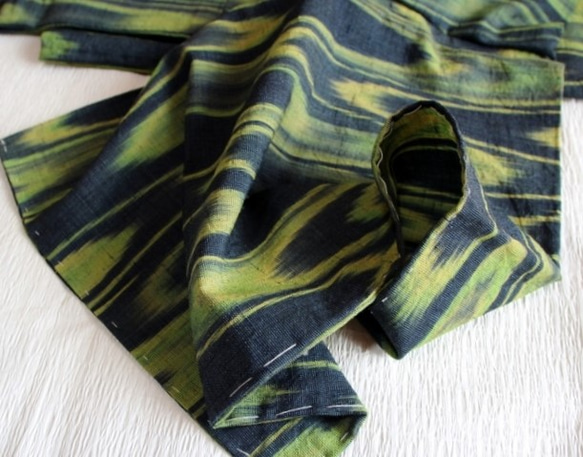 大胆な柄が小粋な緑色の壺垂れ模様　裄67ｃｍ　紺地　　小紋模様　　ウール　手縫い仕立て着物 4枚目の画像