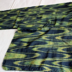 大胆な柄が小粋な緑色の壺垂れ模様　裄67ｃｍ　紺地　　小紋模様　　ウール　手縫い仕立て着物 5枚目の画像