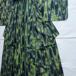大胆な柄が小粋な緑色の壺垂れ模様　裄67ｃｍ　紺地　　小紋模様　　ウール　手縫い仕立て着物 6枚目の画像