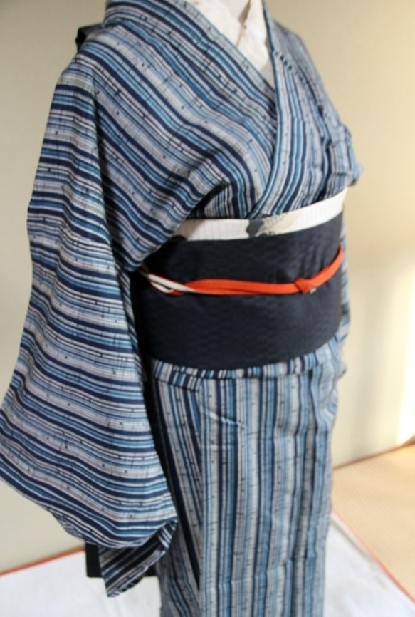 小粋な空色ストライプ縞　裄67ｃｍ　紺×青×白　　縞　ストライプ　ウール　和裁師による手縫い仕立て着物 1枚目の画像