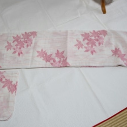 淡く落ちる楓が幻想的な　　裄66ｃｍ　白地×赤×ピンク　カエデ柄 サマーウール　和裁師による手縫い仕立て着物 3枚目の画像