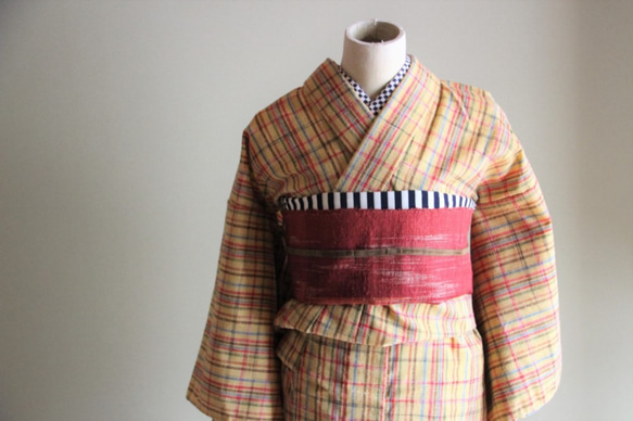 ほっこりたまご色にざっくりとしたチェックがほんわか　裄65ｃｍ　ウール　和裁師手縫い着物 1枚目の画像
