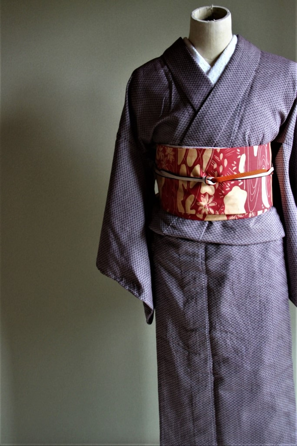 紫がかったエンジの規則的に並んだジオメトリック柄がモダン　【トールさんサイズ】裄65ｃｍウール　和裁師手縫い着物 2枚目の画像