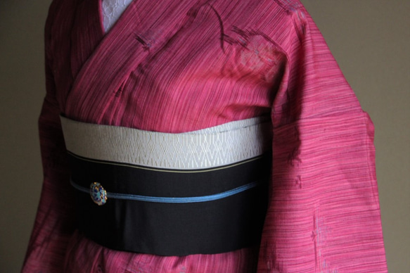 細かい縞落ち着いたピンク×ブラウンにオリエンタルな紋章　　裄66ｃｍウール　和裁師手縫い着物 7枚目の画像