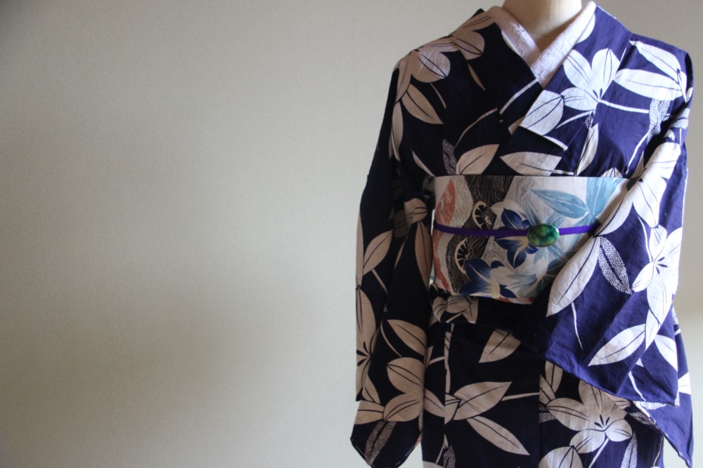 本藍染浴衣 舞妓さんの浴衣風 大輪の百合が華やかながらも優し気な印象