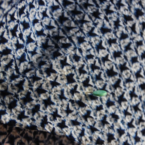 本場有松鳴海手絞り◆浴衣反物◆総絞り◆紺系◆ アンティーク ◇有松鳴海絞り◇【紺】総疋田絞りに上品な三つ葉 一生モノの