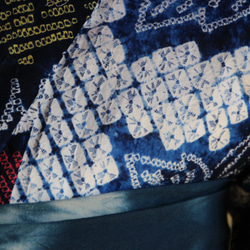 ◇有松鳴海絞り◇【青+紺+黄+薄桃+赤】青から紺のぼかしが綺麗　大輪の芙蓉の花々　紺一生モノの特別な浴衣　裄65ｃｍ木綿 8枚目の画像