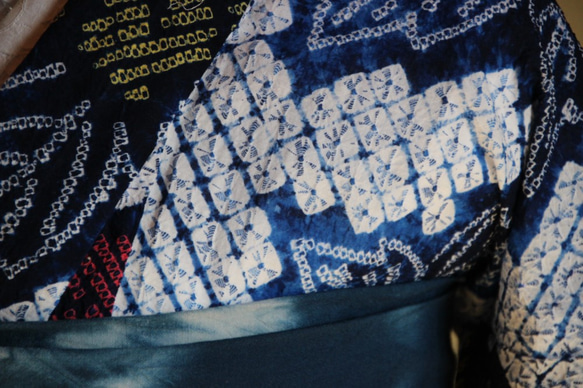 ◇有松鳴海絞り◇【青+紺+黄+薄桃+赤】青から紺のぼかしが綺麗　大輪の芙蓉の花々　紺一生モノの特別な浴衣　裄65ｃｍ木綿 8枚目の画像