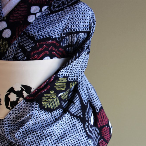 ◇有松鳴海絞り◇【濃紺黄赤】斜めにつながる花々の連鎖がきれい