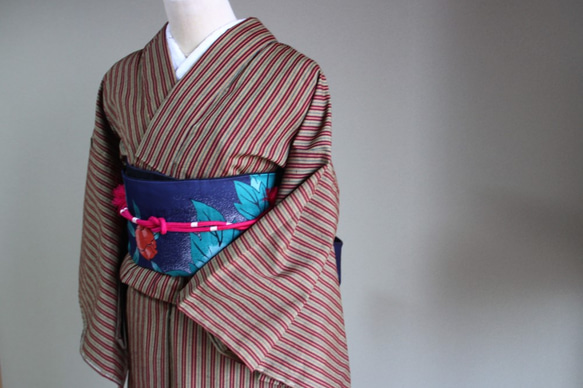 竹下夢二風ストライプ着物が耽美的なかわいらしさ　裄67cm トールサイズ　ウール　和裁師手縫い着物 1枚目の画像