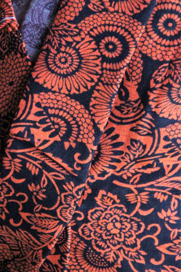 アウトレット★かんたん着物 中華な雰囲気がかっこいいオレンジ×黒のビビッドな花柄　裄67.5ｃｍ　着物コートがおすすめ 3枚目の画像