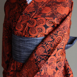 アウトレット★かんたん着物 中華な雰囲気がかっこいいオレンジ×黒のビビッドな花柄　裄67.5ｃｍ　着物コートがおすすめ 9枚目の画像
