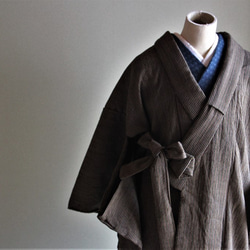 かんたん着物 黒×茶ダークベージュストライプ　裄68.5ｃｍ　あったかい厚手ウールなので着物コートとしてもオススメ　和裁 1枚目の画像
