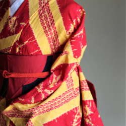 新品現代有松絞り◇【赤+黄】絞り個性的ビビッドなアフリカンレッドが印象的　トールサイズ　お袖長め　裄70ｃｍ　木綿 1枚目の画像