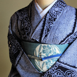 ◇有松鳴海絞り◇【濃紺】斜めにはしる細かい絞りの花柄が立ち姿