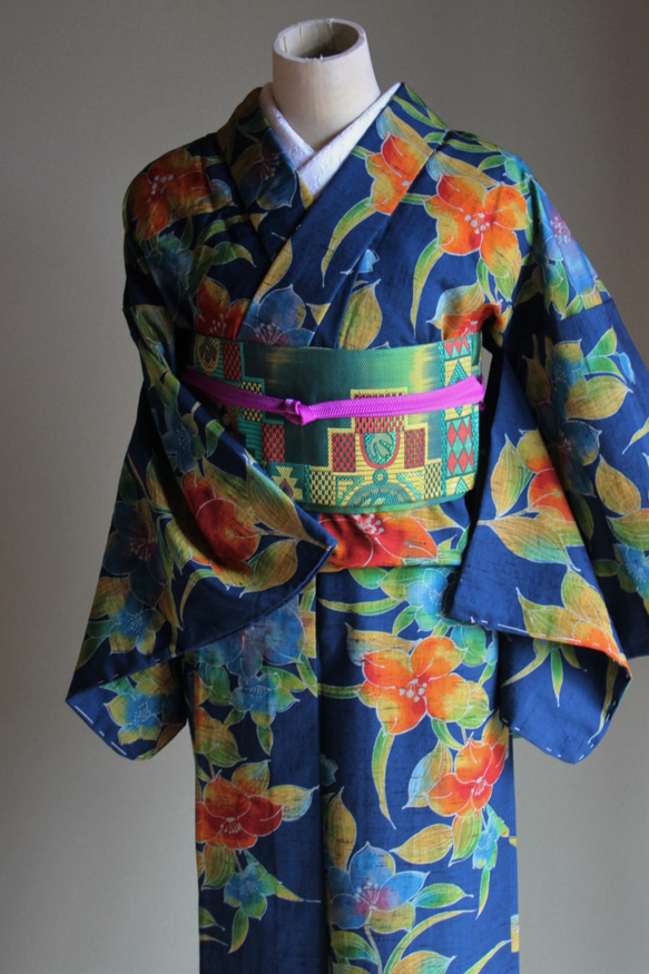 華やかな極彩色の花がサイケデリックでモダン　裄68ｃｍ　トールサイズ　ウール　　和裁師手縫い着物 2枚目の画像