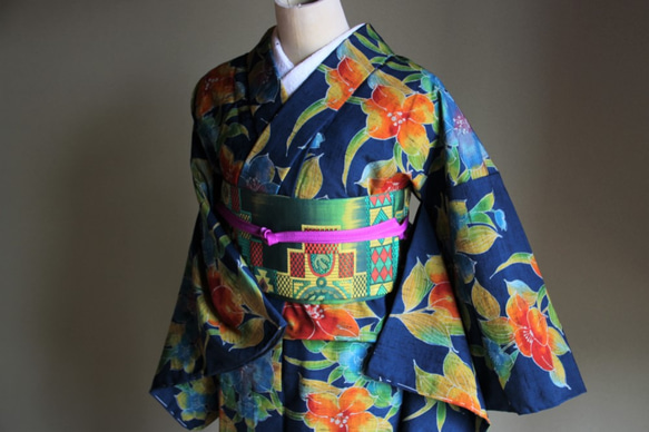 華やかな極彩色の花がサイケデリックでモダン　裄68ｃｍ　トールサイズ　ウール　　和裁師手縫い着物 7枚目の画像