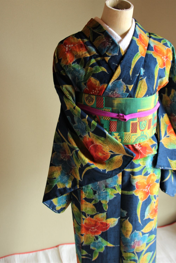 華やかな極彩色の花がサイケデリックでモダン　裄68ｃｍ　トールサイズ　ウール　　和裁師手縫い着物 10枚目の画像