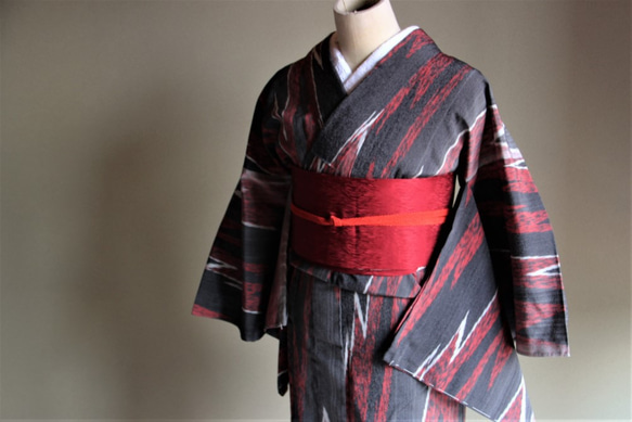 お召単衣 【赤*黒*白】大胆な矢羽柄がモダン 正絹 裄65cm 和裁 お召単衣 【赤*黒*白】大胆な矢羽柄がモダン 正絹 裄65cm 和裁