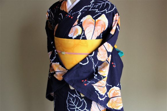 新品美品　昭和レトロ　藍染に夾竹桃が鮮やかで美味しい　注染浴衣 本藍染 注染浴衣 赤い実にオレンジの蔦の葉がグリム童話の妖しい