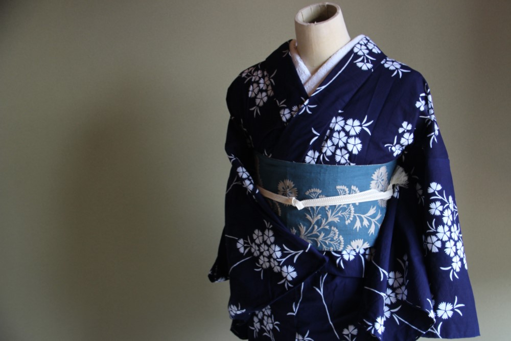 新到着 本藍染浴衣 古典的な撫子の花がシックで飽きのこない新しさ 裄 着物・浴衣