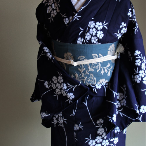 本藍染浴衣 古典的な撫子の花がシックで飽きのこない新しさ 裄67.5cm