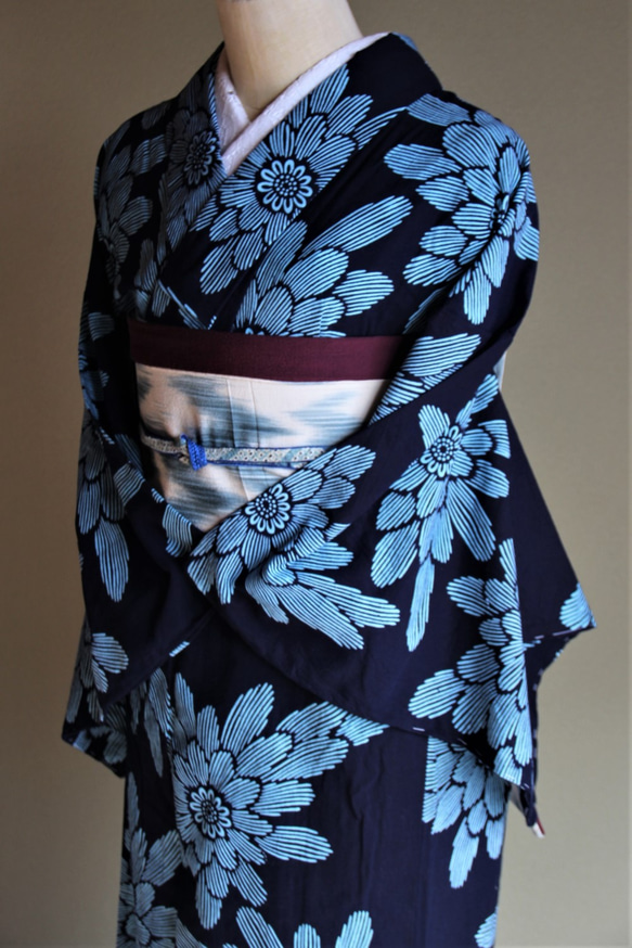 【浴衣】花模様 未使用品　藍染　注染　水色 レトロ　青　古典 綿　しつけ糸 浴衣】花模様 未使用品 藍染 注染 水色 レトロ 青 古典 綿